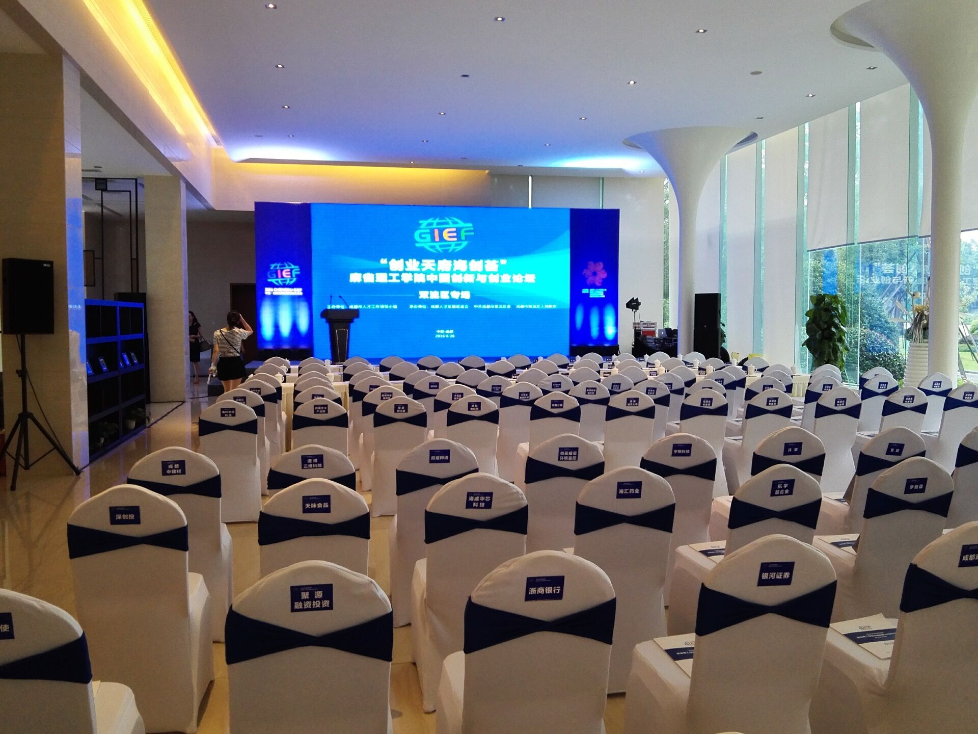 成都会议桌椅与活动设备租赁服务详解